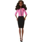 Barbie Kariyer Bebek ve Aksesuarları, Koyu Kahverengi Saçlı Geleceğin Lideri, 2 Altın Bileklik ve "B" İğneli Kıyafet, Çocuklar için Geleceğin Lideri Çıkartması Dahil