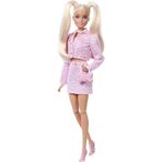 Barbie Pembe kot ceket ve uyumlu bir etek giyen ve fiyonklu el çantası ile inci takı gibi aksesuarları olan sarı saçlı Barbie Stil İkonu bebek, 9 numara, JJN69