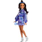 Barbie Stil İkonu bebek, Dalgalı kahverengi saçlarıyla metalik mavi bluz ile etek giyen ve gümüş mücevher, kristalli el çantası ve güneş gözlüğü gibi aksesuarlar takan, JFP42