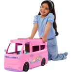 Barbie'nin Rüya Karavanı oyun seti, Tavan çadırı, salıncağı, balık tutulan göleti, renk değişimi özellikli barbeküsü ve hamur dahil 60'tan fazla aksesuarıyla, HRJ78