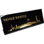 Bayburt Silüetli Isme Özel Masa Isimliği - SİYAH PLEKSİ ÜZERİ AYANLI ALTIN PLEKSİ - 30X10 CM