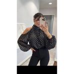 BE CHİC OMUZU AÇIK SATEN YÜZEYLİ PUANTİYELİ İTHAL DOKUMA BLUZ DE2323
