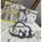 Bebek Çikolatası Kişiye Özel Hediye Seti - 48 Adet Pelit Valonia Çikolata, Kişiselleştirilebilir Yastık ve Kapı Süsü - Gri
