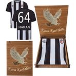Beşiktaş Orijinal Kişiye Özel Isim ve Numara Baskılı Hediyelik Ahşap Kutulu Çubuklu Forma - Siyah - Beyaz