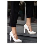 Beyaz cilt stiletto ayakkabı