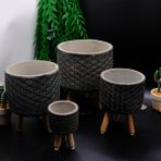 BGG Yıldız Desenli Ahşap Ayaklı Beton Saksı Seti – Modern Dekoratif Saksı (4’lü Farklı Boy) - Siyah