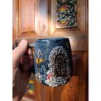 Bonita Bon Luxe El Yapımı 3D Kabartmalı Seramik Kupa | Fantastik Masal Temalı | El Boyaması Özel Tasarım Kahve & Çay Kupası | Koleksiyonluk Handmade Mug - Gri - Lacivert