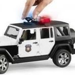 Bruder 02526 Jeep Wrangler U.R Polis Aracı ve Memur