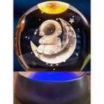 Bsre Ay Üstünde Astronot Tasarımlı Plastik Altlıklı Işıklı Cam Küre