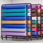 Bu Ayarlanabilir Ticari Kumaş Ekran RafıColorChanging Araba Filmleri ve Pencere Filmleri için Tekerlekler ile Dayanıklı Çelik Organizatör 14 Çubuk Profesyoneller için Mükemmel Çözüm