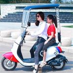 Bu elektrikli motosiklet kılıfı, dış mekan su geçirmez tente ve çok fonksiyonlu güneşlik, ön camı korur.