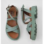 Bueno Shoes 01WY8305 Yeşil Açık Deri Kadın Dolgu Topuklu Sandalet