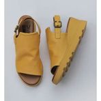 Bueno Shoes 01WY8603 Sarı Deri Kadın Dolgu Topuklu Sandalet