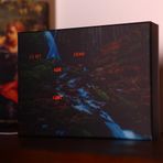 build-yours Elegant BoxClock Dark Forest – Masa için LED göstergeli ve ayarlanabilir ayaklı dijital saat – Ev, ofis ve şık mobilyalar için modern çalışma masası saati