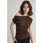 BY HUPE Drape/Büzgü Detaylı Dökümlü Asimetrik Yaka Bluz