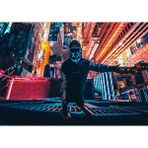 Cakapuzzle Neon Maskeli Adam ve Gökdelenler 120 Parça Ahşap Puzzle