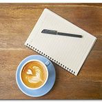 Cakatablo Ahşap Tablo Bir Fincan Latte Defter ve Kalem