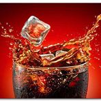 Cakatablo Ahşap Tablo Buzlu Bardakta Coca Cola Kırmızı Arkaplan