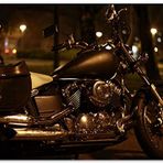 Cakatablo Ahşap Tablo Gece Işıkları Altında Siyah Chopper Motorsiklet