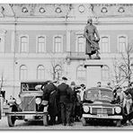 Cakatablo Ahşap Tablo İnsanlar 1927 Volvo PV4 Modelini İncelerken
