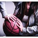 Cakatablo Ahşap Tablo Kadın Elinde Basketbol Topu