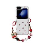 CAQAKA Samsung Galaxy Z Flip 6 ile Uyumlu Kılıf, Şık ve Basit Kiraz Desenli, PC ve PU Deri Kılıf, Mükemmel Koruma, Uyumlu Zarif Kadın Bileklik Beyaz
