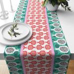 Casa Suki Yılbaşı Bereket Narları Desenli Runner, Christmas Masa Örtüsü ve Dekoru, Renkli Narlar,leke Tutmaz,renkleri Solmaz,yumuşak Dokulu Kumaş Runner - Beyaz - Yeşil - 40 x 200 cm