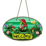 Cıvıl Cıvıl Kapı Girişi Dekoru: Yeşil, Mantarlı ve Çiçekli "Welcome" Yazılı Ahşap Süs