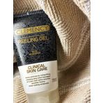 Clemency Peeling Gel, Gözeneklerin Arinmasini Saglar,Siyah Nokta,Sivilce,Leke, Kararma, Koltuk Altı, Bikini Bölgesi gibi Koyulasma Olan Bölgelerde Cilt Beyazlatma da Etkilidir.