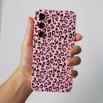 Coverzone Samsung Galaxy A24 İle Uyumlu Yüksek Kalite Özel Tasarım Kadife İç Yüzey Lansman Silikon Premium Telefon Kılıfı-SD02-Pembe Leopar