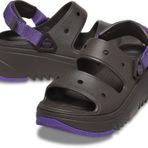 Crocs Klasik Hiker Xscape Unisex Platform Sandalet - Kalın Platform - Perdeli Sırt Kayışı - İki Kayışlı Üst, Espresso/Neon Mor, 7 Women/5 Men