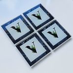DECORITA 4'lü Takım | Harfli Tasarım Cam Bardak Altlığı | 10cm X 10cm | (V HARFİ)