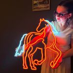 DEKADRON At Neon Tabela - Neon Metal Duvar Sanatı, Ev ve Çiftlik Evi için LED Işık Dekoru (Uzaktan Kumandalı)