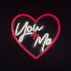 DEKADRON You + Me Neon Tabela, Neon Metal Duvar Sanatı - Yatak Odası veya Çiftler İçin Romantik LED Işık Dekoru (Uzaktan Kumandalı)