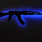 dekoraven Ak47 silah led ışıklı ahşap tablo mavi