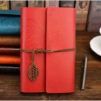 Deri Kapaklı Bağcıklı Defter – Retro Vintage Tarz, Eskitme Sayfalar, Yaprak Desenli, Çizgisiz Spiralli Günlük, Hatıra, Not, Anı Ajanda Defteri Zarif Hediyelik - KIRMIZI
