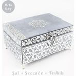 Desenli Kutu Çeyizlik, Şal + Seccade + Tesbih + Kuran Hediye Seti (Orta B. Kadife, Gri, Elif-Vav) - 16x24 cm