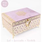 Desenli Kutu Çeyizlik, Şal + Seccade + Tesbih + Kuran Hediye Seti (Orta B. Kadife, Lila, Elif-Vav) - 16x24 cm