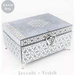 Desenli Kutu Çeyizlik, Seccade + Tesbih + Kuran Hediye Seti (Çanta Boy, Kadife, Gri, Elif-Vav) - 12x17 cm