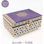 Desenli Kutu Çeyizlik, Seccade + Tesbih + Kuran Hediye Seti (Çanta Boy, Kadife, Mor, Elif-Vav) - 12x17 cm