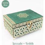Desenli Kutu Çeyizlik, Seccade + Tesbih + Kuran Hediye Seti (Çanta Boy, Kadife, Yeşil, Elif-Vav) - 12x17 cm