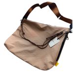 Design Studio Travel Sling Bag Large - Bej Omuz Çantası, Su İtici Kumaş, Ayarlanabilir Askılı Şehir ve Seyahat Çantası