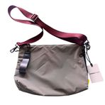 Design Studio Travel Sling Bag Medium - Bej Omuz Çantası, Su İtici Kumaş, Ayarlanabilir Askılı Şehir ve Seyahat Çantası
