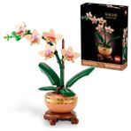 Die Grup LEGO Botanicals Mini Orkide 10343 – Açık Renkli Terakota Saksı ve Ahşap Efektli Kaide Içeren Yetişkin Kadın ve Erkekler Için Dekoratif Çiçek Yapım Seti, Ev ve Ofis Dekorasyonu Hediye Fikri (274 Parça)