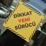 DİKKAT YENİ SÜRÜCÜ ARABA YAZISI CAM ARAÇ İÇİ AKSESUAR