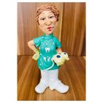 Diş Hekimi Doktor Hediyesi Biblosu, 17 cm Yükseklik, Yeşil Üniforması, Polyester