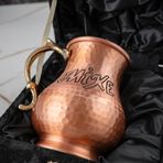 DMT COPPER HOME El Yapımı Dövme Bakır Kupa, Kişiye Özel İsim Yazılı, 360ml Kapasiteli, 10.5cm Yükseklik, Altın Renkli Saplı, Saf Bakır