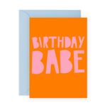 Doğum Günü Kartı - HBD Babe - Eş, Koca, Kız Arkadaş, Erkek Arkadaş, Eş, Partner, Nişanlısı, Diğer Yarısı, Sevgili, Aşk Böceği, Kadın, Erkek için Hediye - Turuncu Tebrik Kartı - Eğlenceli Çıkartmalarla