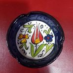 El Boyaması Seramik Küllük, Lacivert Çiçek Desenli, 8 cm Çap, 3 cm Yükseklik, 1 Adet