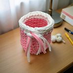 El Örgüsü Pembe & Beyaz Penye Sepet Kalemlik – Dekoratif ve Çok Amaçlı Organizer